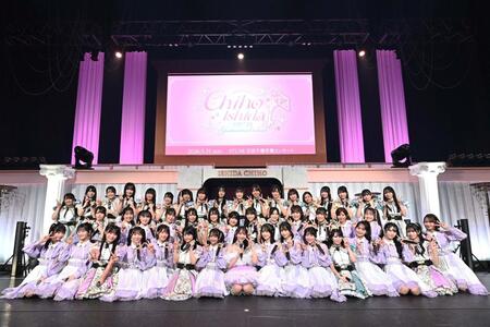 メンバーとの卒業コンサートで集大成を飾った石田千穂（中央）＝東京・Ｋａｎａｄｅｖｉａ　Ｈａｌｌ©ＳＴＵ