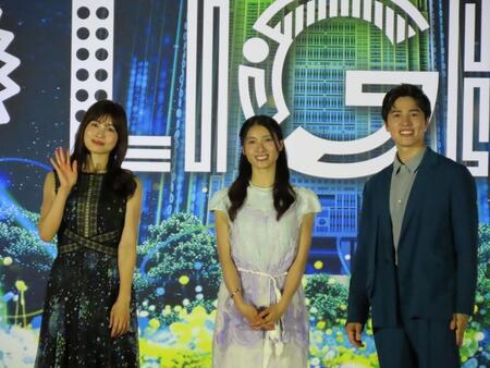きょうだいで登壇した（左から）妹の土屋炎伽、姉の土屋太鳳、弟の土屋神葉