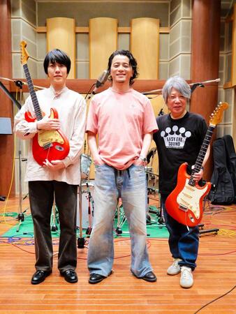 （左から）山内総一郎、ＫＲＥＶＡ、佐橋佳幸