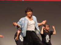 マイケル・ジャクソンの楽曲「今夜はビート・イット」を踊る中務裕太