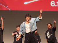 子どもたちとダンスする中務裕太