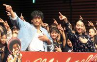 　マイケルジャクソンスペシャルダンスキッズセレクションに参加した中務裕太（左）と浅田真央さん