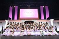 メンバーとの卒業コンサートで集大成を飾った石田千穂（中央）＝東京・Ｋａｎａｄｅｖｉａ　Ｈａｌｌ©ＳＴＵ