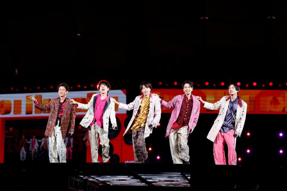 活動最終公演で「Ｔｒｏｕｂｌｅｍａｋｅｒ」を歌う嵐