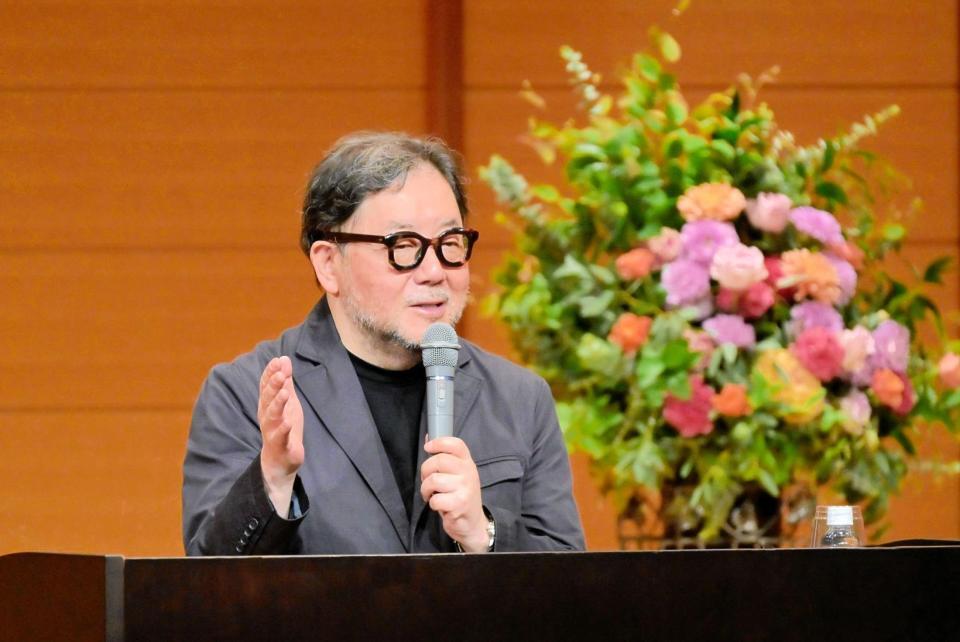 立命館大学衣笠キャンパスで講演した秋元康氏（立命館大学提供）