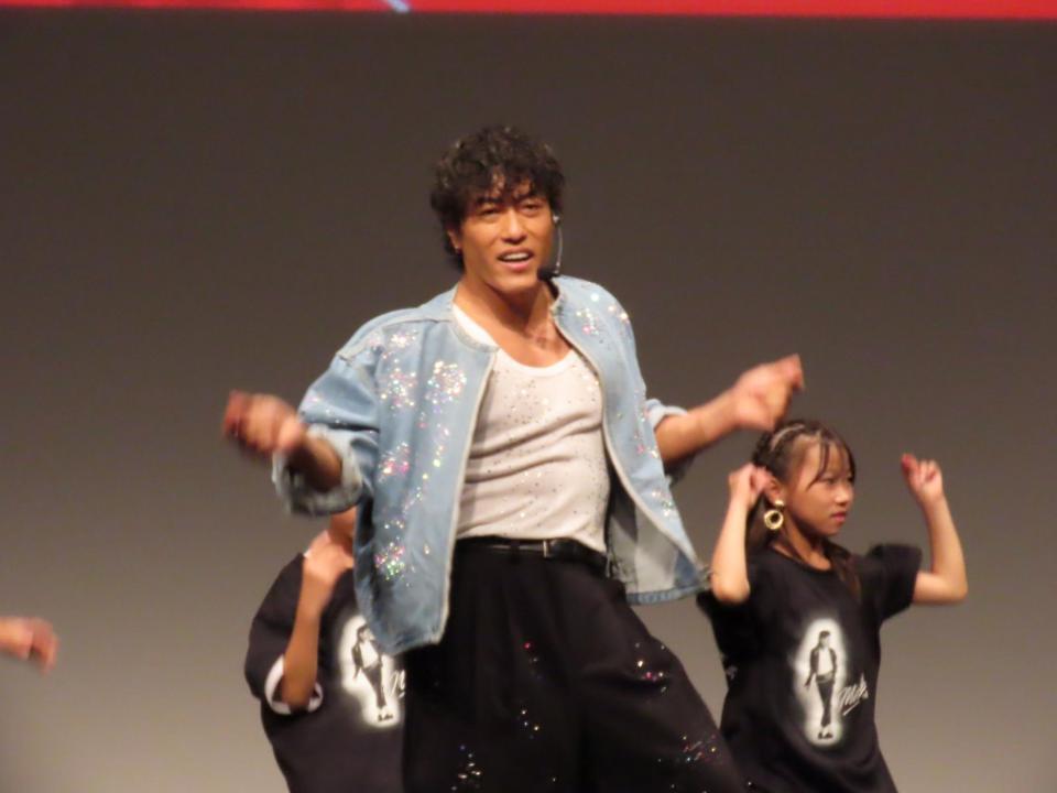 マイケル・ジャクソンの楽曲「今夜はビート・イット」を踊る中務裕太