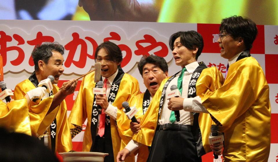 熱々おでんに挑戦する（左から）肥後克広、白川裕二郎、寺門ジモン、後上翔太、酒井一圭