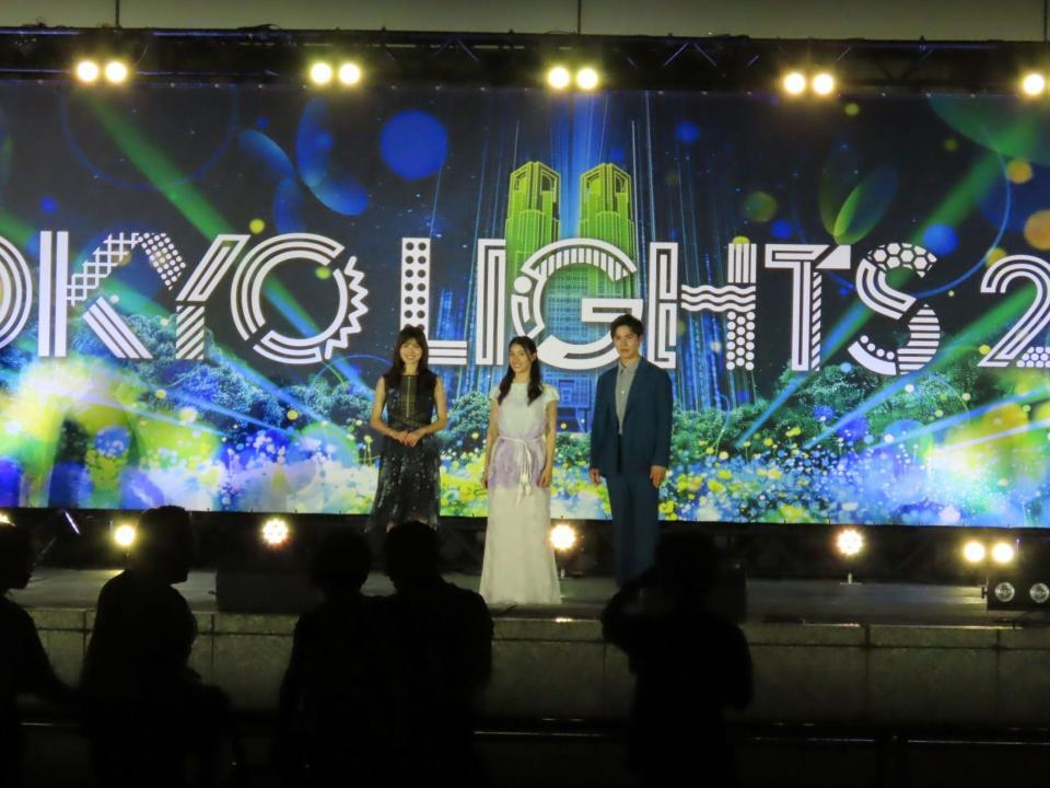 プロジェクションマッピングイベントに登場した（左から）土屋炎伽、土屋太鳳、土屋神葉＝５月３１日、都庁