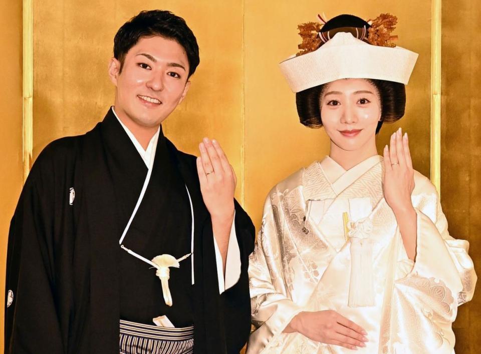 挙式を行った新郎の中村橋之助（左）と新婦の能條愛未（撮影・持木克友）＝５月３０日
