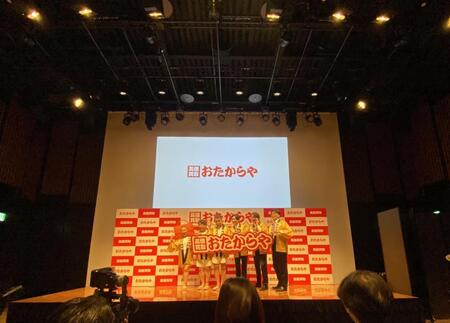 新ＣＭ発表会に登壇した（左から）キンタロー。、ダチョウ倶楽部の寺門ジモン、肥後克広と純烈の後上翔太、白川裕二郎、酒井一圭