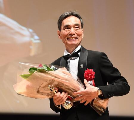 淀川長治賞に輝き笑顔を見せる長塚京三（撮影・園田高夫）