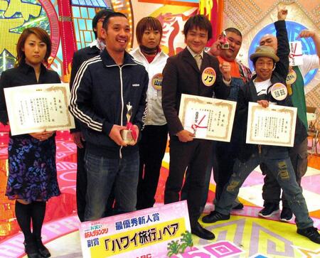「ＡＢＣお笑い新人グランプリ」で最優秀新人賞を獲得した千鳥＝２００４年１月