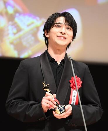 助演男優賞のトロフィーを手にして笑顔を見せる横浜流星（撮影・園田高夫）