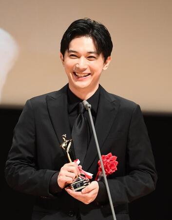 主演男優賞のトロフィーを手にする吉沢亮（撮影・園田高夫）