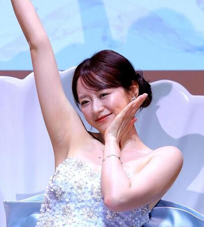 人魚ドレスで登場する森香澄（撮影・石井剣太郎）
