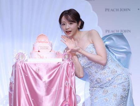 誕生日ケーキを前にポーズをとる森香澄＝ルミネ０（撮影・石井剣太郎）