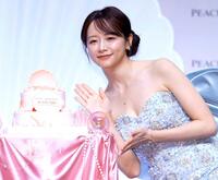 誕生日ケーキの前でほほえむ森香澄（撮影・石井剣太郎）
