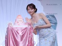 誕生日ケーキを前にポーズをとる森香澄（撮影・石井剣太郎）