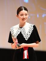 新人女優賞のトロフィーを手にする南琴奈（撮影・園田高夫）