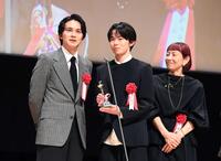 　スピーチをする（左から）北村匠海、林裕太、永田琴監督（撮影・園田高夫）