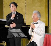 バースデーディナーショーで息子の菅原英介（左）とデュエットする菅原洋一さん＝２０２３年８月