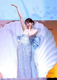 マーメイドドレスで登場する森香澄（撮影・石井剣太郎）