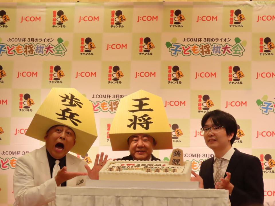 デビュー１５年目の記念ケーキで祝われる（左から）錦鯉の長谷川雅紀、渡辺隆、豊島将之九段