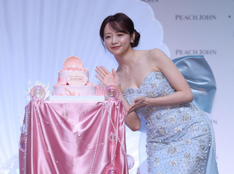誕生日ケーキを前にポーズをとる森香澄（撮影・石井剣太郎）