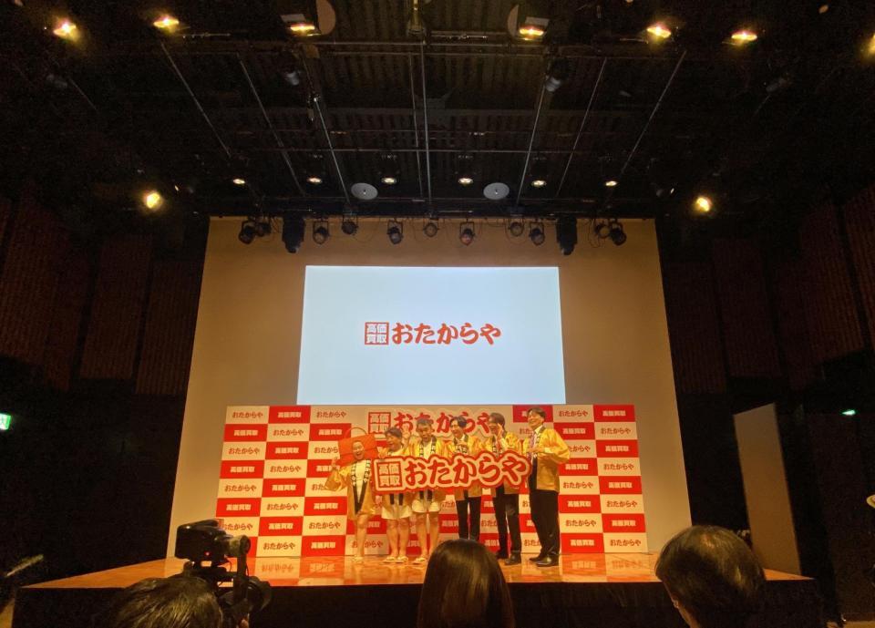 新ＣＭ発表会に登壇した（左から）キンタロー。、ダチョウ倶楽部の寺門ジモン、肥後克広と純烈の後上翔太、白川裕二郎、酒井一圭