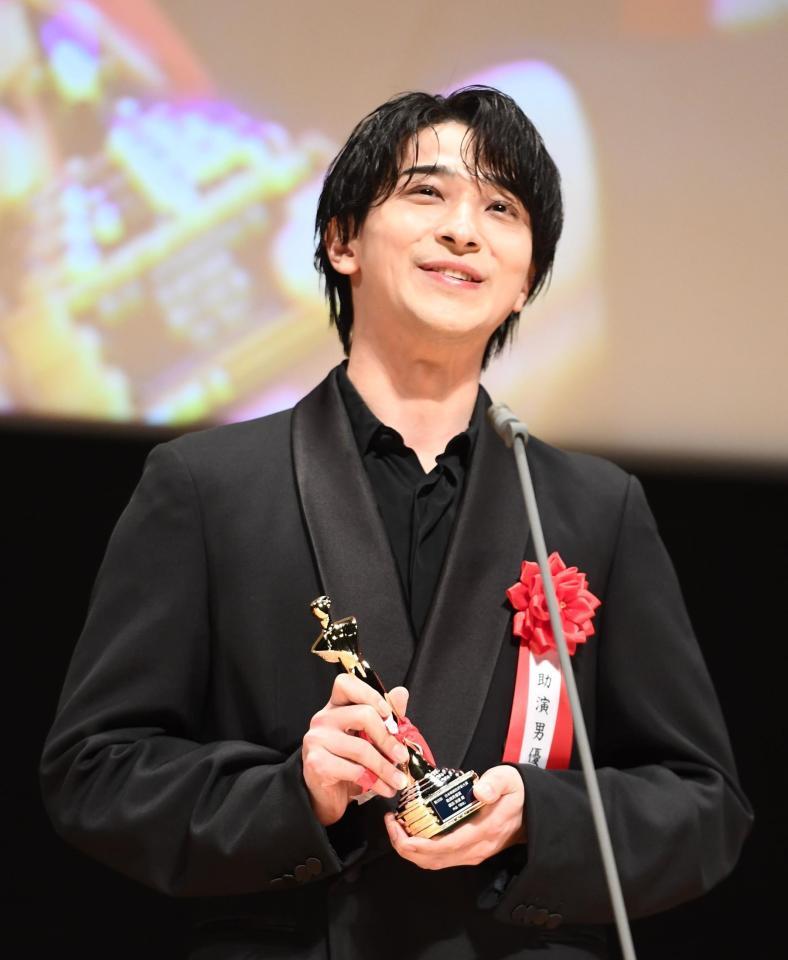 助演男優賞のトロフィーを手にして笑顔を見せる横浜流星（撮影・園田高夫）