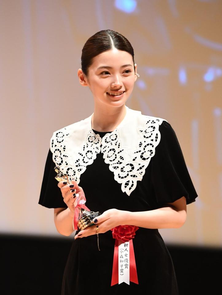 新人女優賞のトロフィーを手にする南琴奈（撮影・園田高夫）