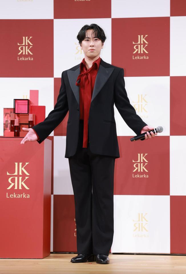 ポーズをきめる宮舘涼太（撮影・金田祐二）