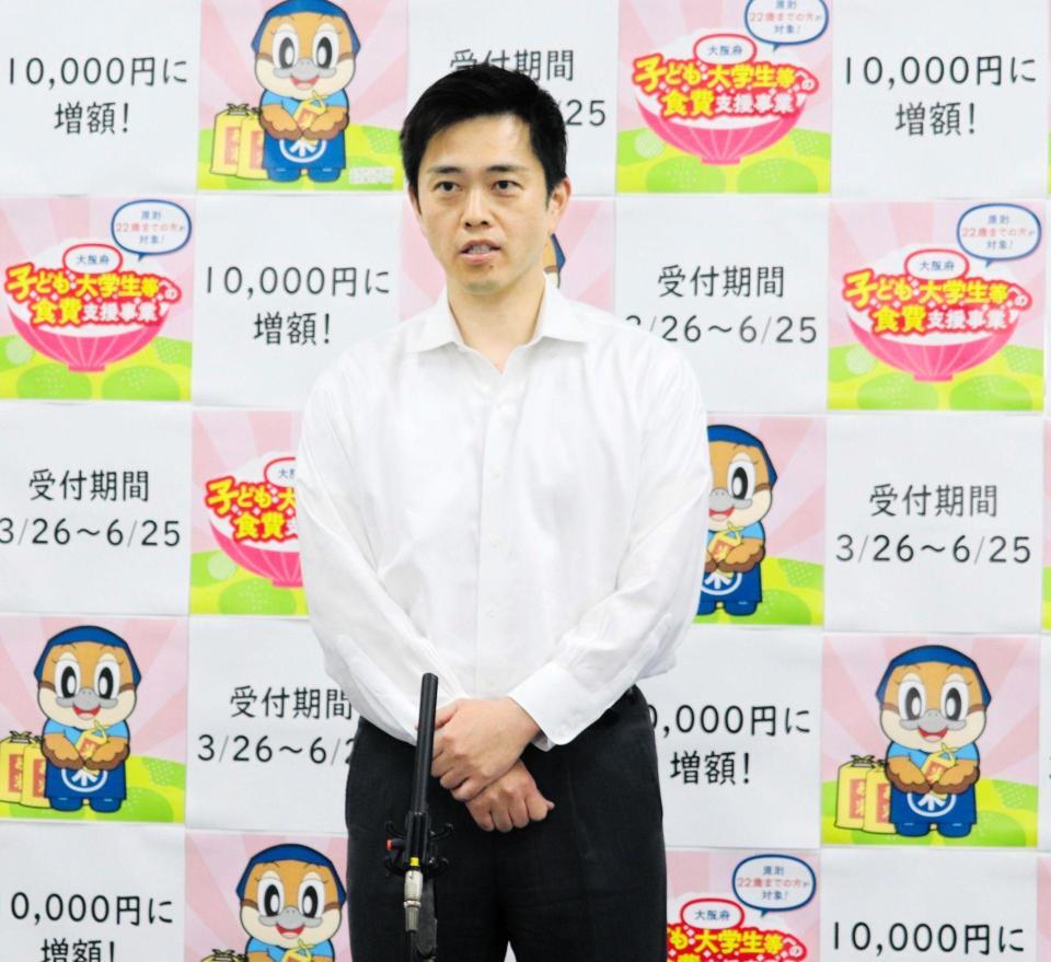 府庁で記者団の取材に応じる大阪府の吉村洋文知事