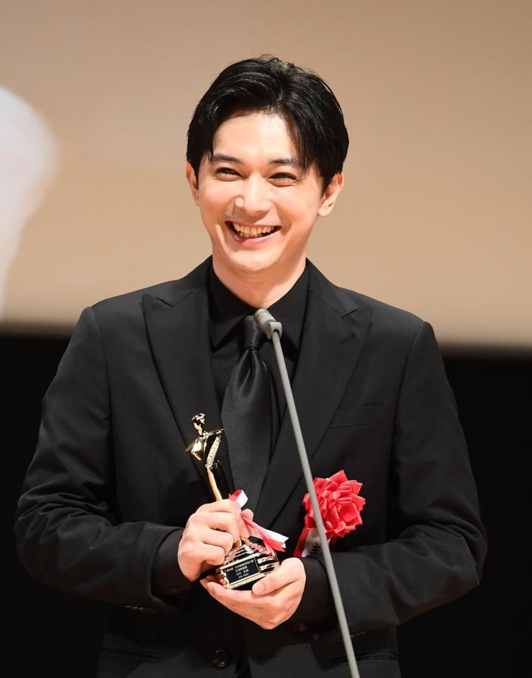 主演男優賞のトロフィーを手にする吉沢亮（撮影・園田高夫）