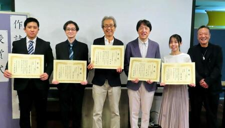 　笑顔を見せるグランプリの仲間さん（左から３人目）ら受賞者と音事協・音楽文化保護育成委員会委員の加藤和也氏（右端）