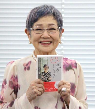 刊行記念会見に出席した泉ピン子