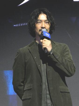 会見に登壇した斎藤工