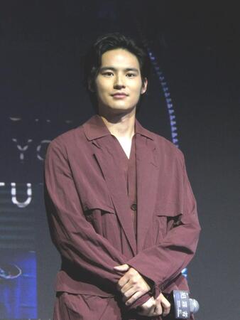会見に登壇した水上恒司