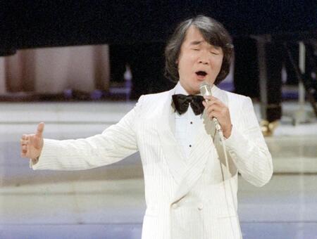 第３３回ＮＨＫ紅白歌合戦で歌う菅原洋一さん＝１９８２年１２月