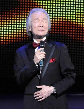 第３７回歌謡祭で熱唱する菅原洋一さん＝２０１０年１０月