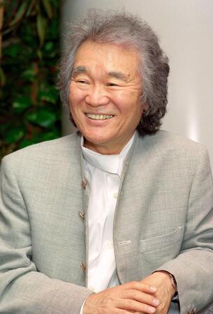 インタビューに答える菅原洋一さん＝１９９８年