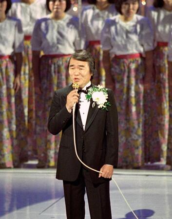 第３６回ＮＨＫ紅白歌合戦で歌う菅原洋一さん＝１９８５年