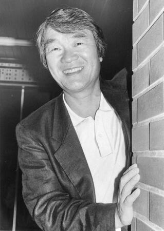 笑顔で撮影に応じる菅原洋一さん