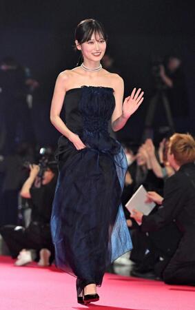 登壇する山下美月＝東京有明アリーナ（撮影・堀内翔）