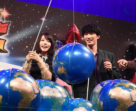 バルーンをつり上げるあの（左）とジェシー（撮影・園田高夫）
