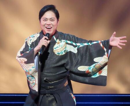 コンサートを行った三山ひろし