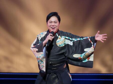 コンサートを行った三山ひろし
