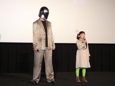永尾柚乃のトークを見守るヘルメットを被った伊藤英明（左）