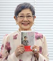 刊行記念会見に出席した泉ピン子