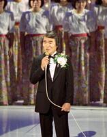 第３６回ＮＨＫ紅白歌合戦で歌う菅原洋一さん＝１９８５年